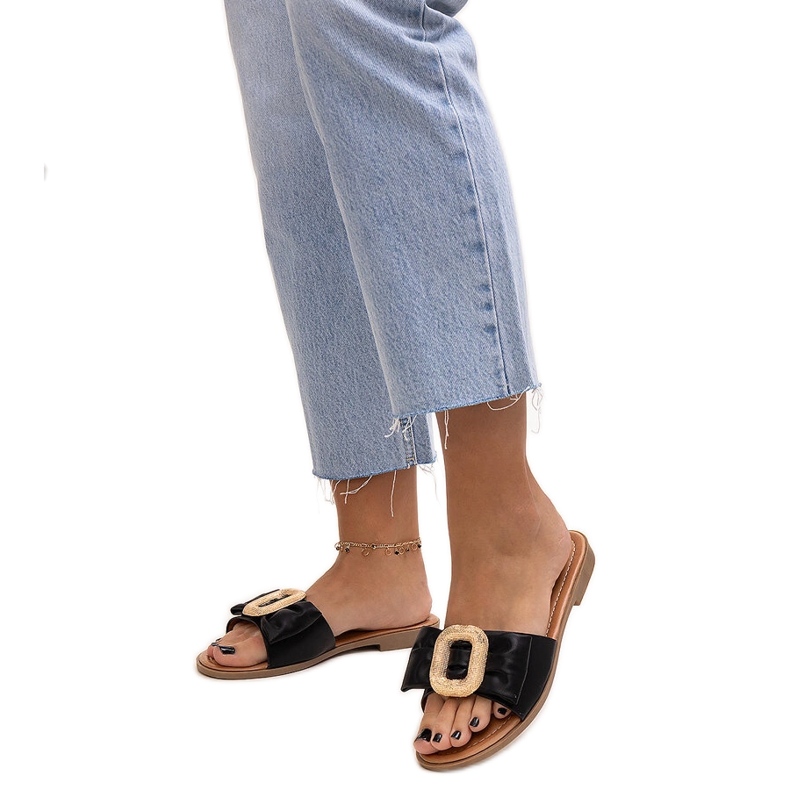 Mustat varvastossut, joissa Limera-solki