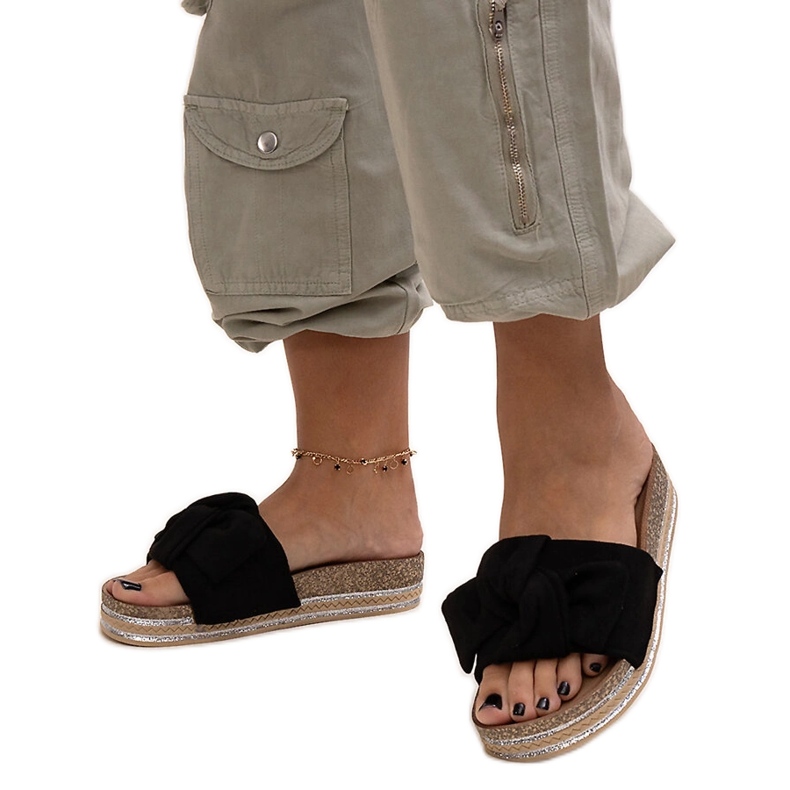 Mustat varvastossut massiivisella Peletra-pohjalla