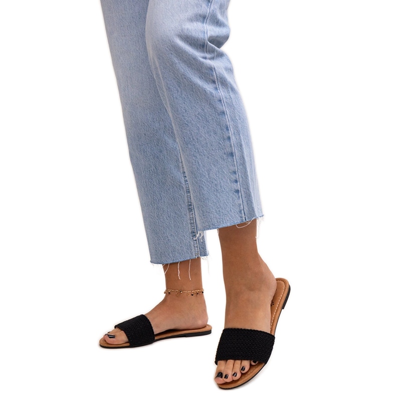 Mustaksi brodeeratut Marika-diat