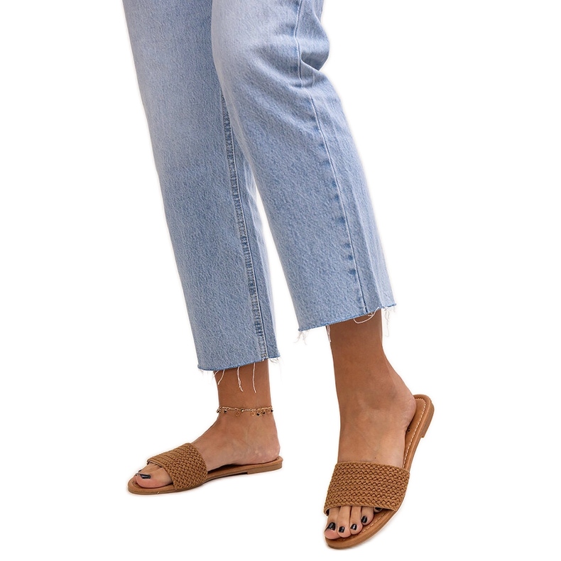 Ruskeat brodeeratut Marika-tossut