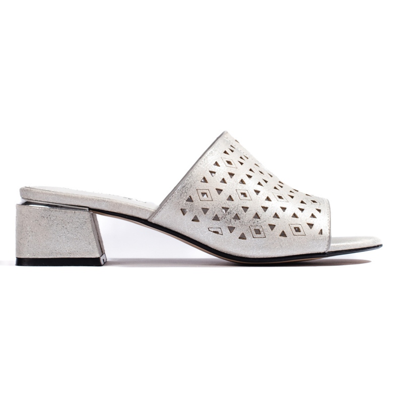 Harjatut hopeiset varvastossut matalalla korolla hopea