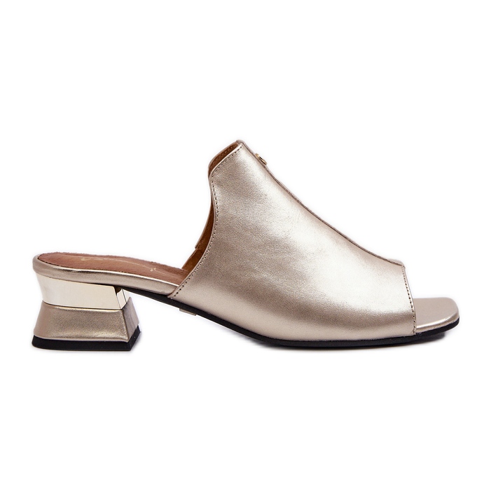 Tyylikkäät naisten varvastossut, jotka on valmistettu luonnollisesta nahasta, matalakorkoiset Maciejka 06360-25 kultaa kultainen