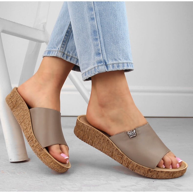 Nahkaiset mukavat naisten cappuccino-tossut Helios 130.42 beige