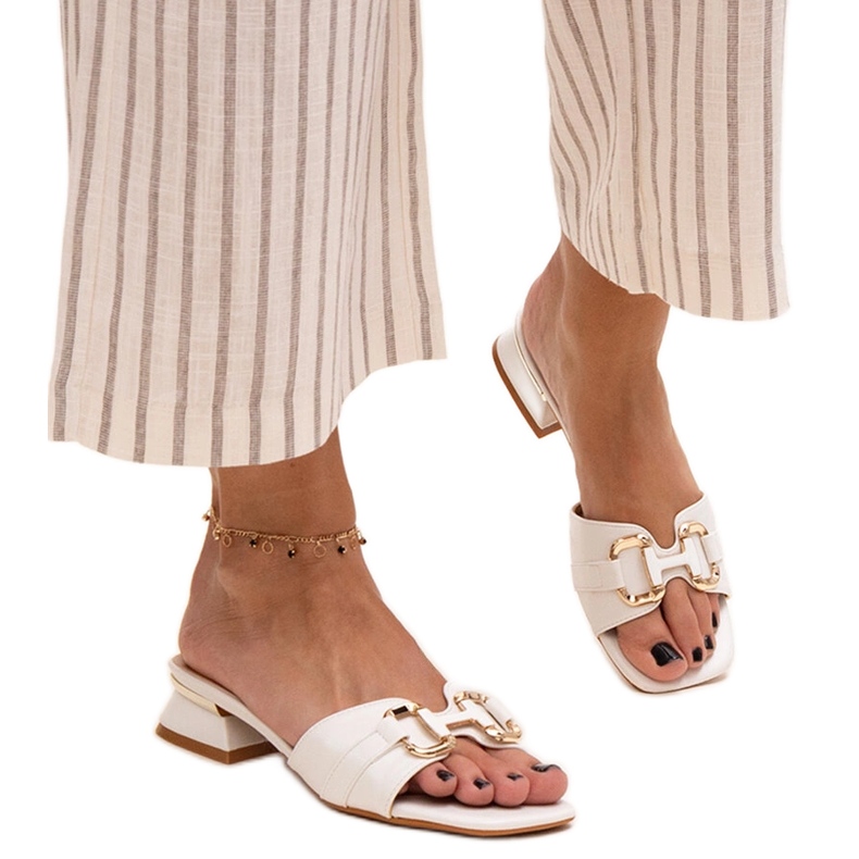 Matalakorkoiset varvastossut koristeellisella Luara-soljella valkoinen