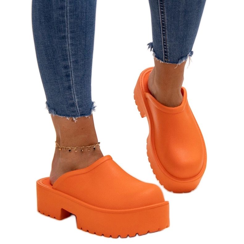 Oranssit varvastossut massiivisella Huss-pohjalla