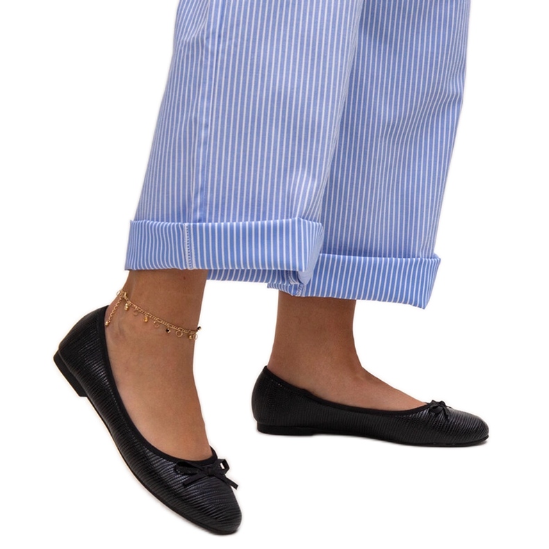 Rosalyn mustat balettihousut rusetilla ja nahkasisäkkeellä