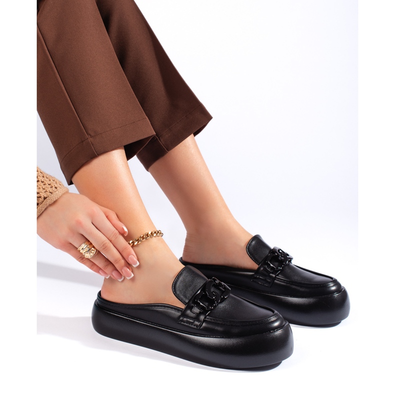 Suljetut, tyylikkäät mustat naisten varvastossut