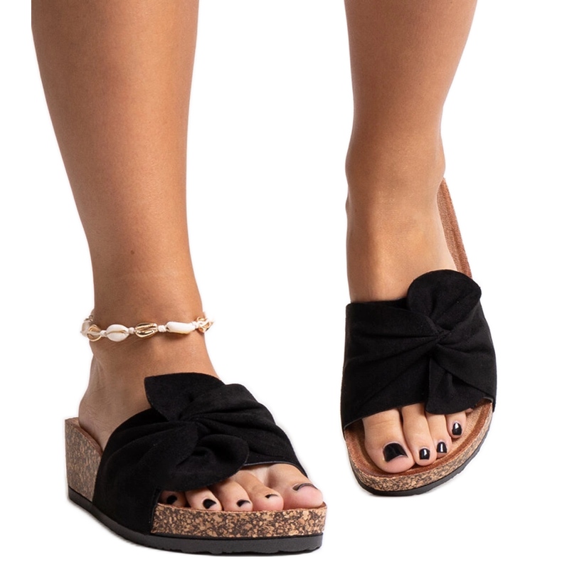 Mustat tossut korkisella Ghaza-kiilalla