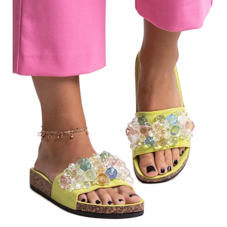 Vihreät varvastossut, koristeltu Negistina-kivillä