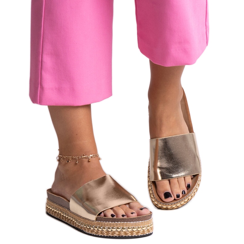 Kultaiset varvastossut koristeellisella jasmiinipohjalla kultainen