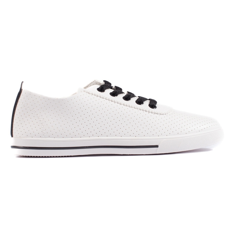 Valkoiset naisten tennarit mustilla nauhoilla valkoinen