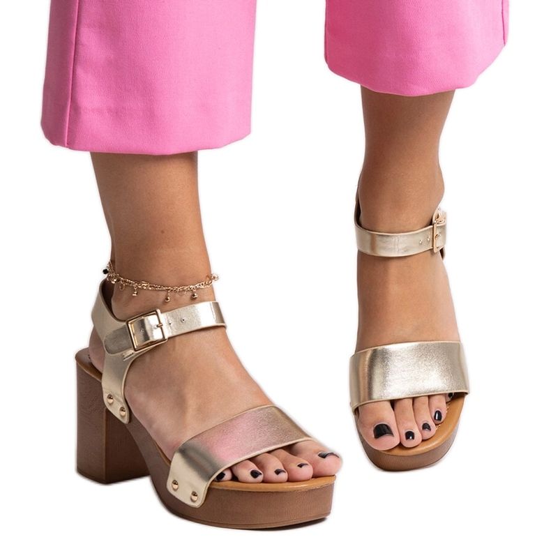 Kultaiset massiiviset Adilar-korkokengät kultainen