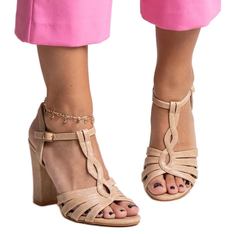 Mikaiin beige-korkoiset sandaalit