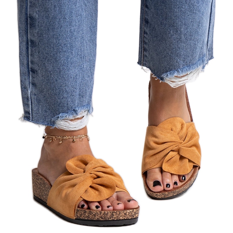 Ruskeat tossut korkisella Ghaza-kiilalla