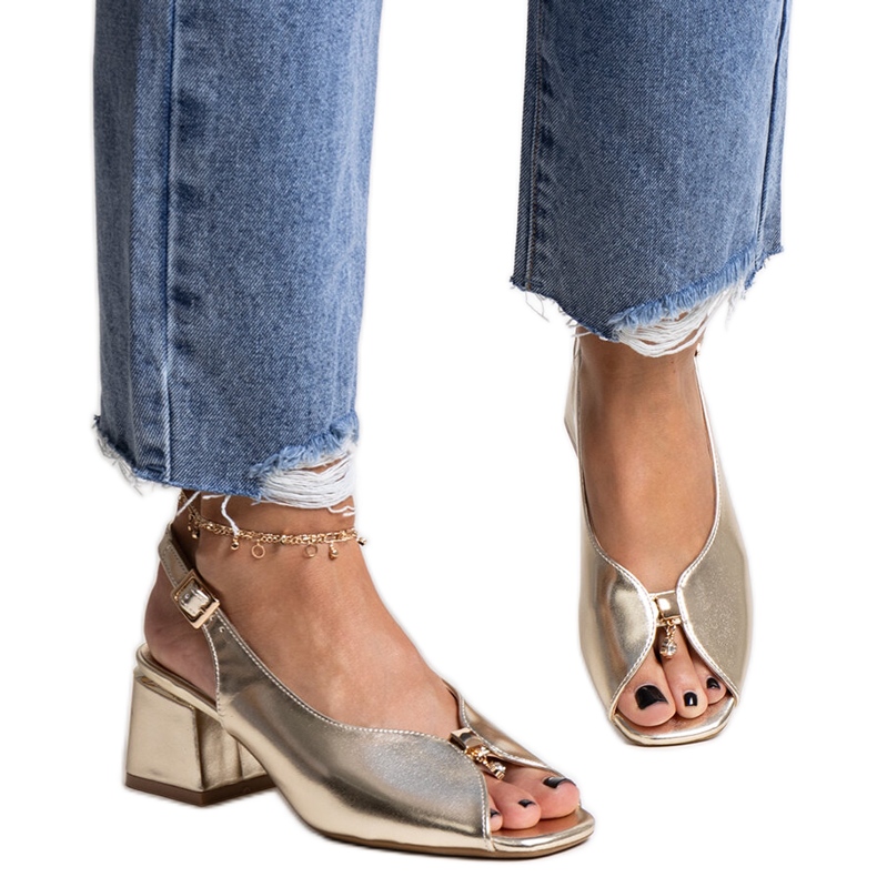 Kultaiset Ayat-lohkosandaalit kultainen