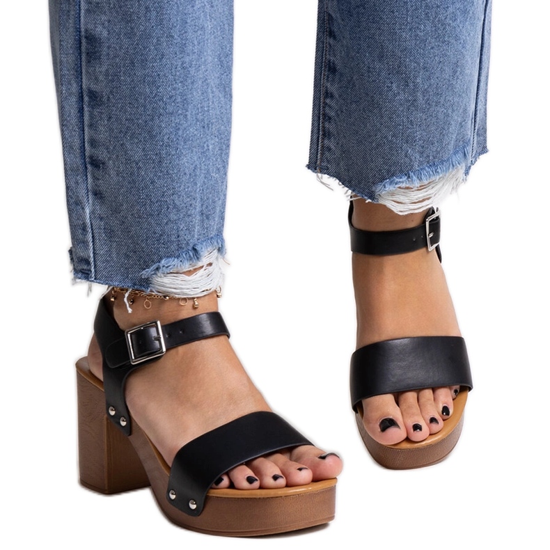 Mustat massiiviset Adilar-korkokengät