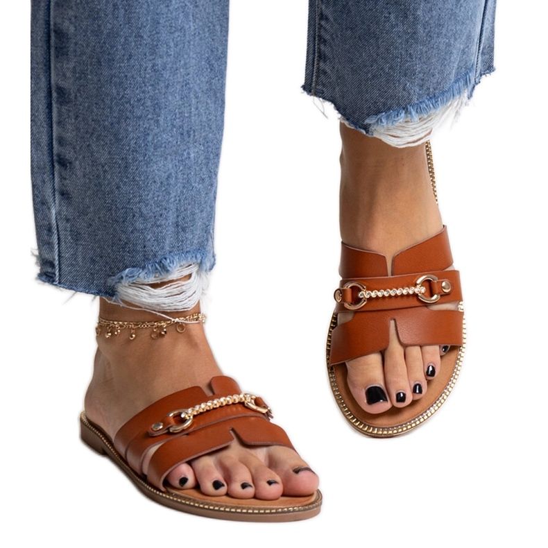 Drahomíran ruskeat varvastossut kullanvärisillä asusteilla