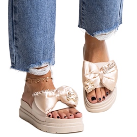 Beiget massiiviset varvastossut rusetilla, izsa