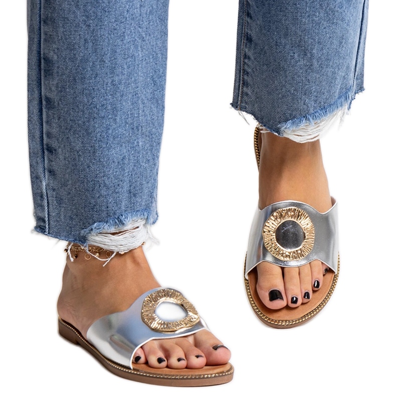 Hopeiset varvastossut koristeellisella Ganea-soljella hopea