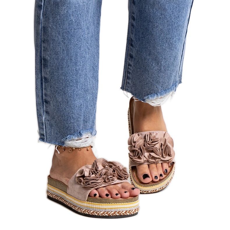 Beiget varvastossut, jotka on koristeltu Mehret-kukilla