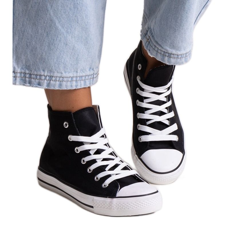 Efrenin mustat korkeat lenkkarit