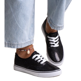 Merri mustat kiiltävät lenkkarit