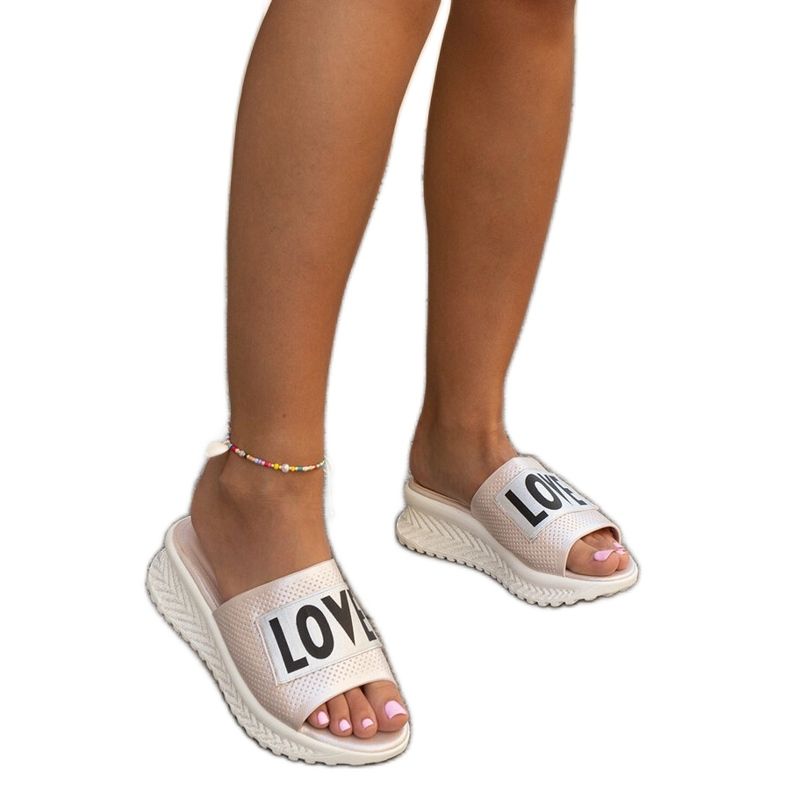 Vaaleanpunaiset muulit koristeellisella Maurla-kiilalla vaaleanpunainen