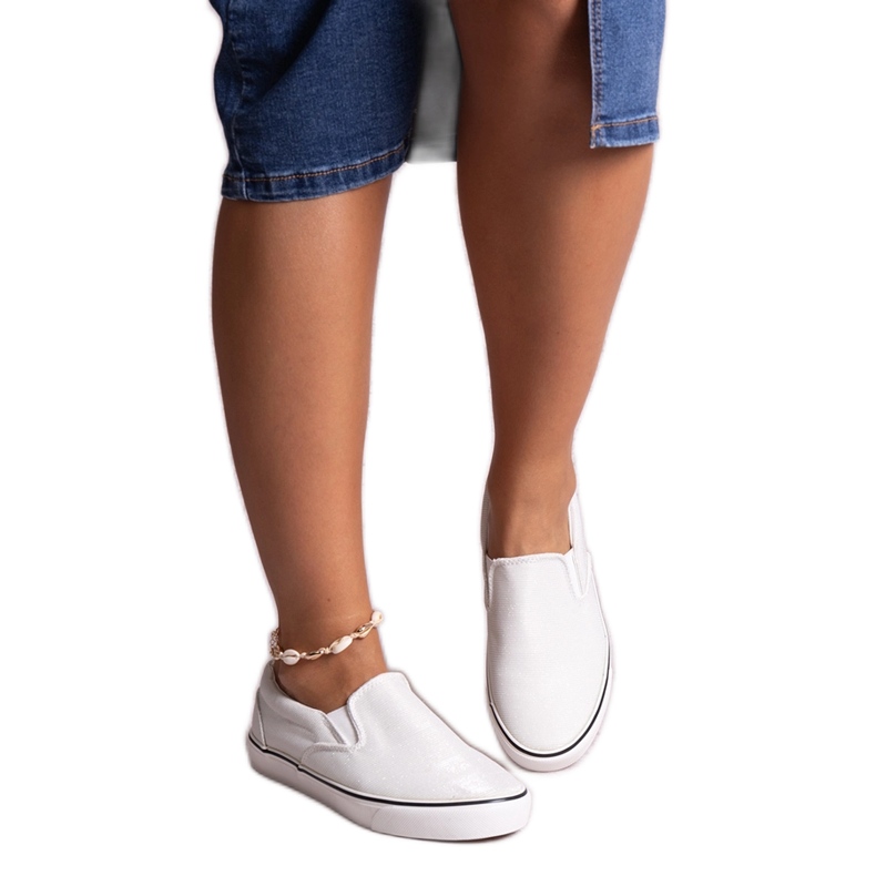 Shelianan kiiltävät valkoiset lenkkarit valkoinen