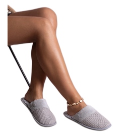 Harmaat tossut, jotka on koristeltu Sira-langalla