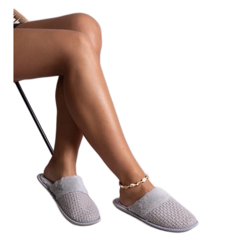 Harmaat tossut, jotka on koristeltu Sira-langalla