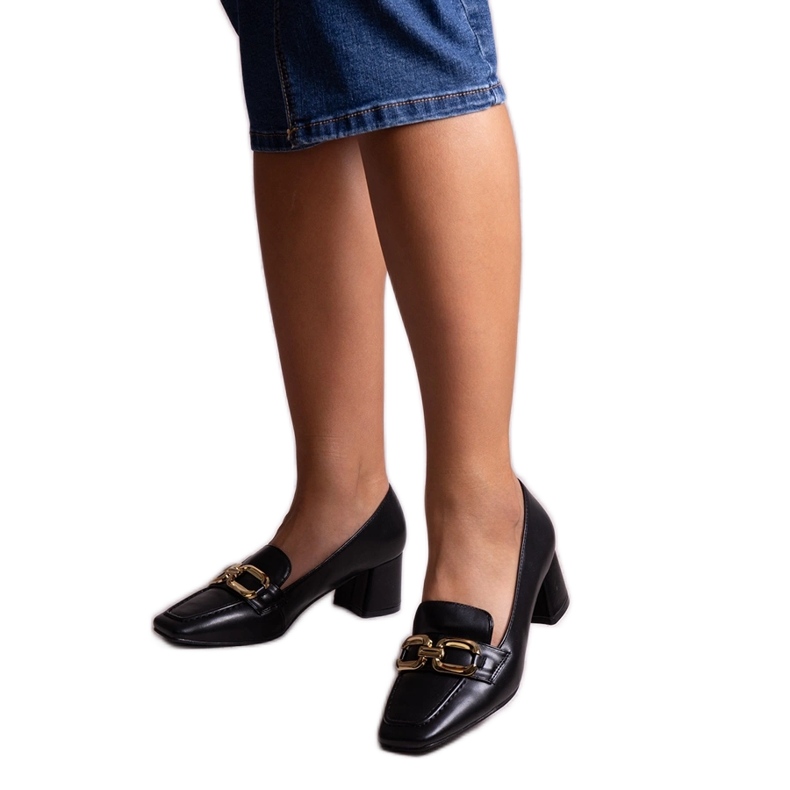 Alhenan mustat neliömäiset pumput