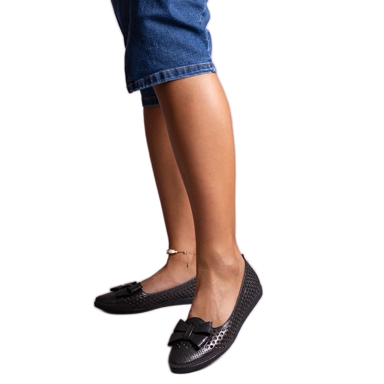 Mustat kiiltävät Binney-balettitassut