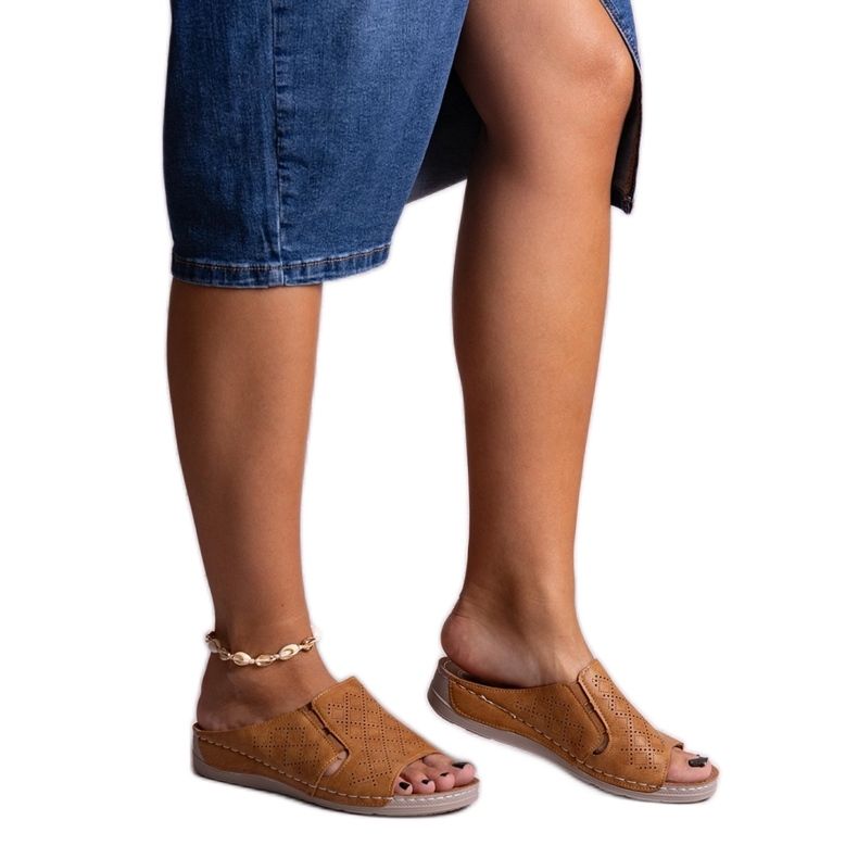 Ruskeat rei'itetyt Marouna-liukumäet