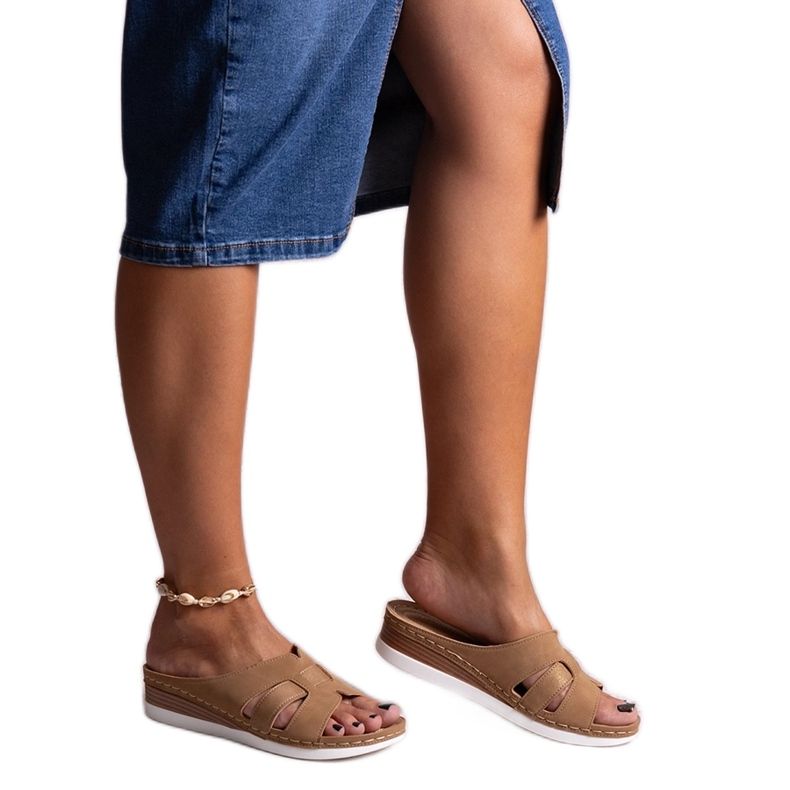 Ruskeat vaaleat Mifsudan muulit matalalla kiilalla