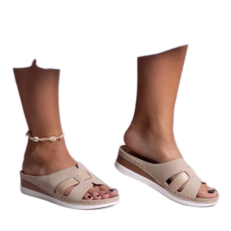 Mifsudan beigen vaaleat tossut matalalla kiilalla