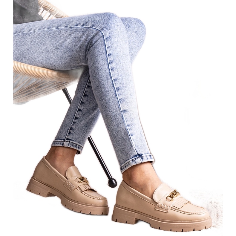 Anielania beiget kengät kultasoljilla