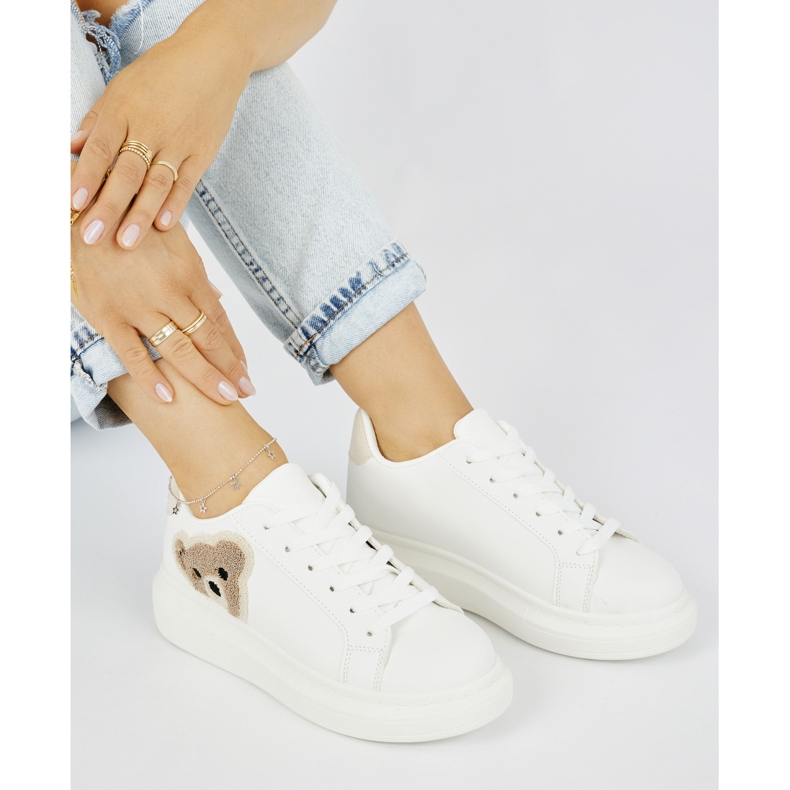 Valkoiset naisten urheilukengät nallella valkoinen