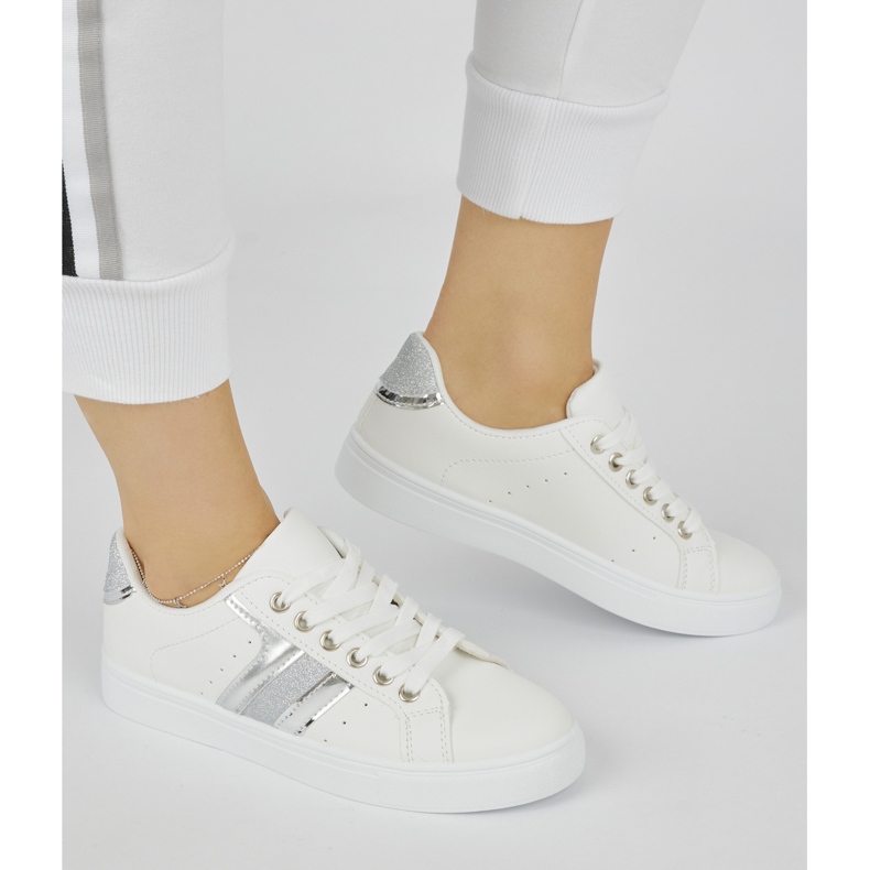 Valkoiset mukavat urheilukengät valkoinen