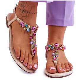 Beiget mokkanahkaiset varvasandaalit kivillä