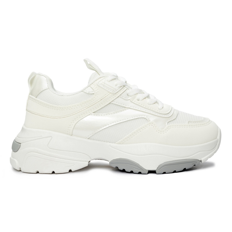 Valkoiset urheilukengät paksulla pohjalla valkoinen