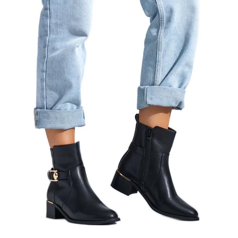 Mustat tyylikkäät nilkkurit