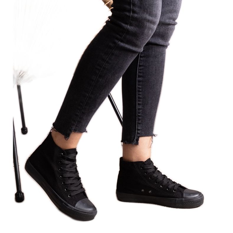 Mustat korkeat Raffie-lenkkarit