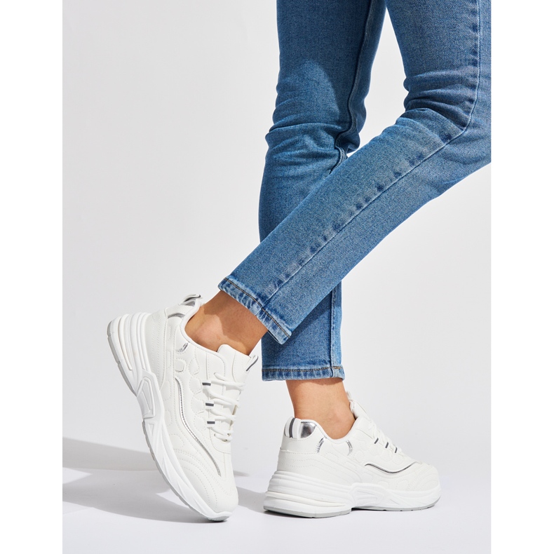 Valkoiset naisten urheilukengät paksulla pohjalla valkoinen