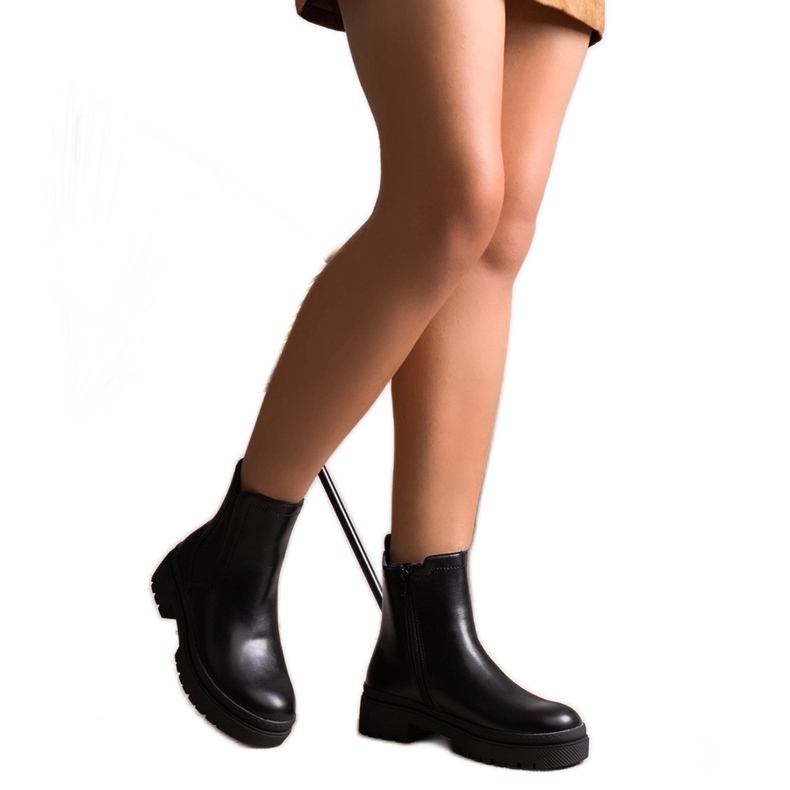 Mustat eristetyt klassiset slip-on-nilkkurit Edinalta