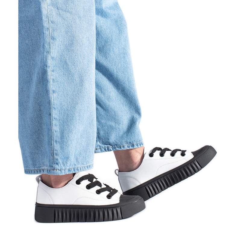 Luonnonnahasta valmistetut valkoiset ja mustat matalat tennarit valkoinen