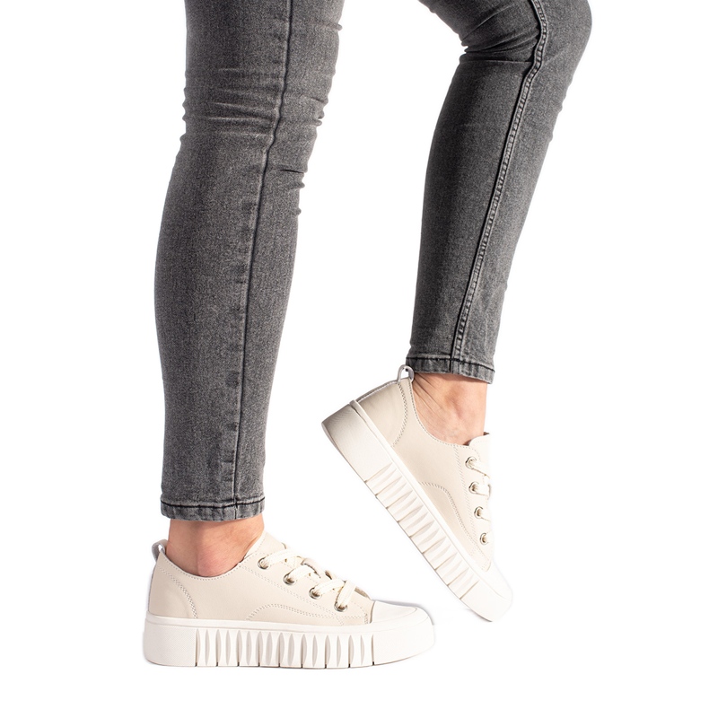 Naisten beige-nahkaiset lenkkarit