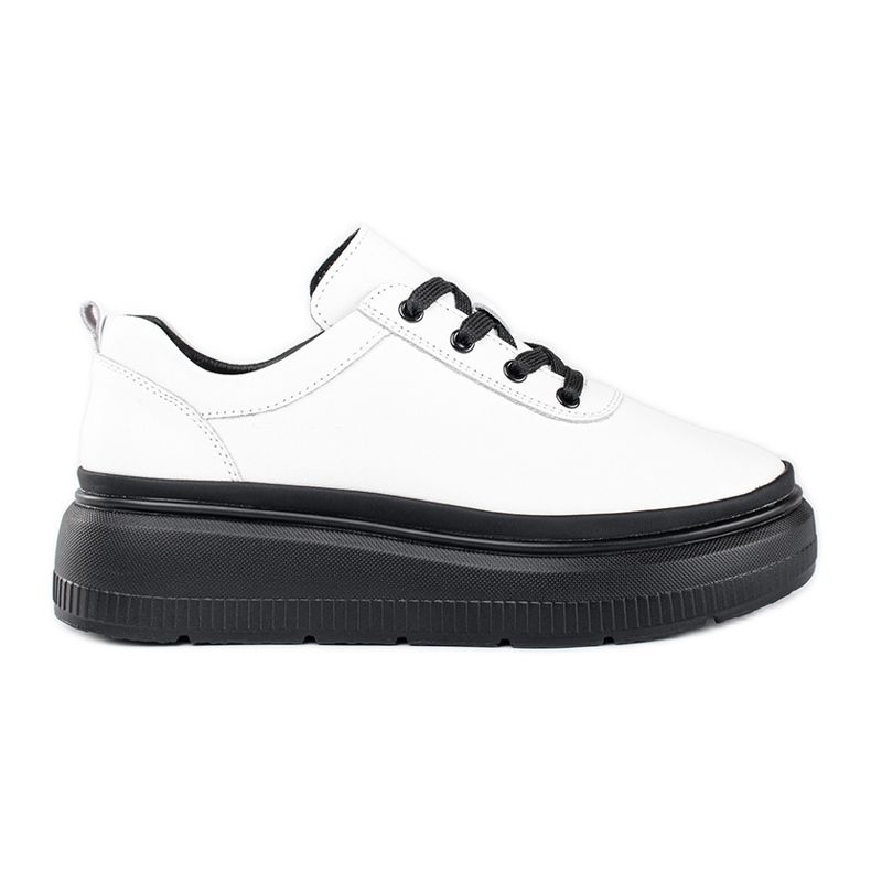 Valkoiset nahkakengät mustalla alustalla valkoinen