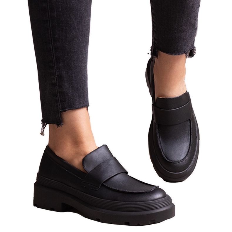 Mustat kengät Seraphin ekonahasta