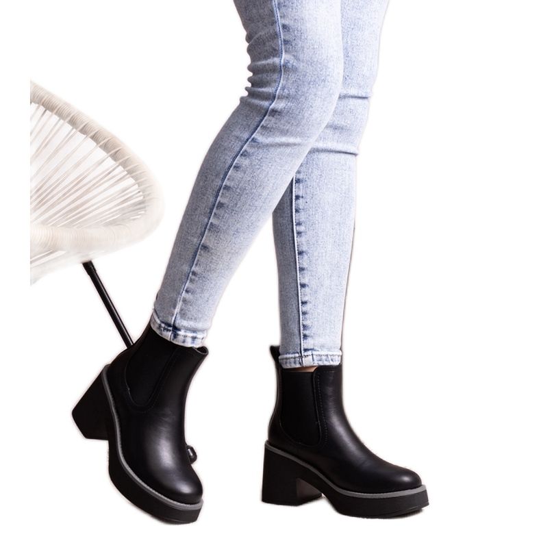 Lidean mustat nilkkurit