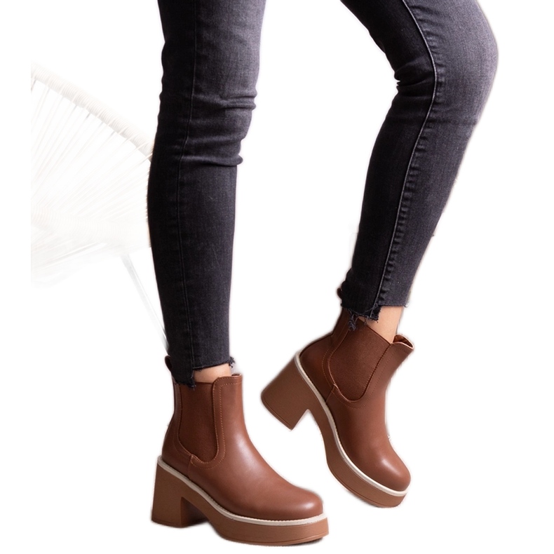 Ruskeat nilkkurit Lidealta